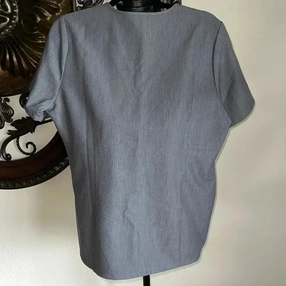 FIGS Men’s Graphite Gray Scrub Pullover Shirt Top 1 Pocket Large Short Sleeves - Picture 11 of 13